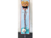 El diseño cuenta con un peluche suave en la parte superior y un colgante con cordón.