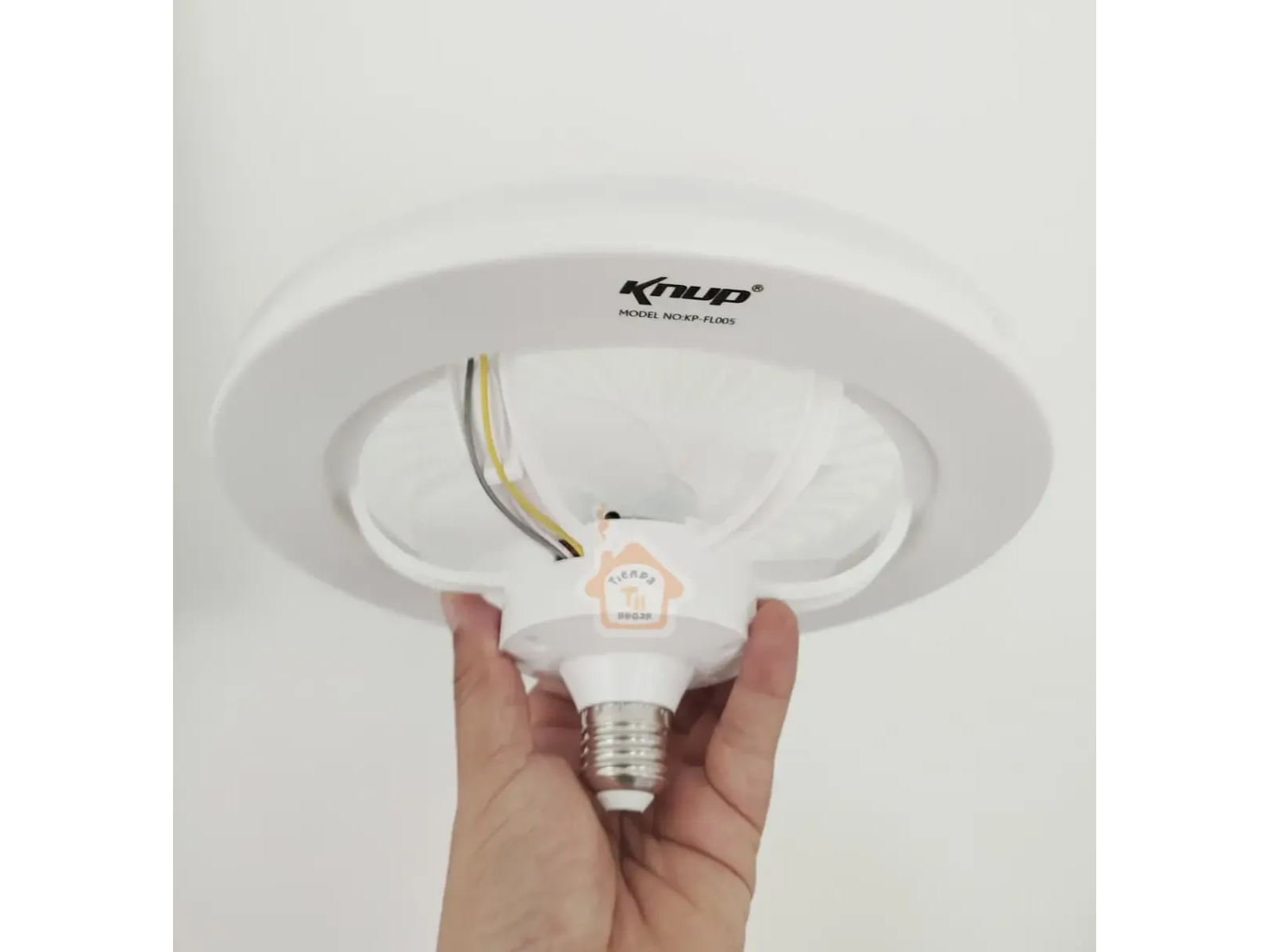 Foco Led Ventilador 2 En 1 Rosca E27 Modelo Fan Light 4.9 Calificación 4.9 de 5. 11 opiniones. (11)