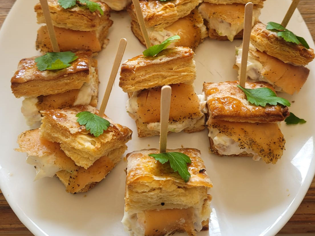 Hojaldraditos de lomito ahumado, cheddar y verdeo