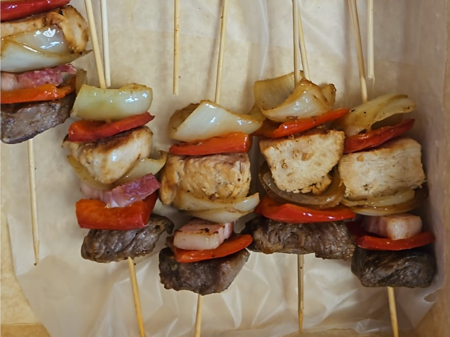 Brochettes de lomo, pollo, cebollas y morrones