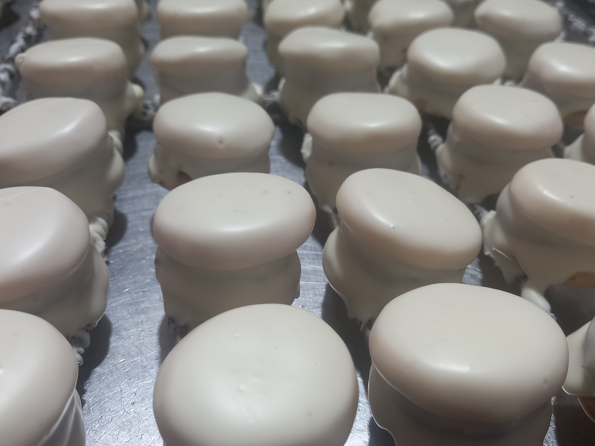 Alfajorcitos de dulce de leche bañados en chocolate blanco