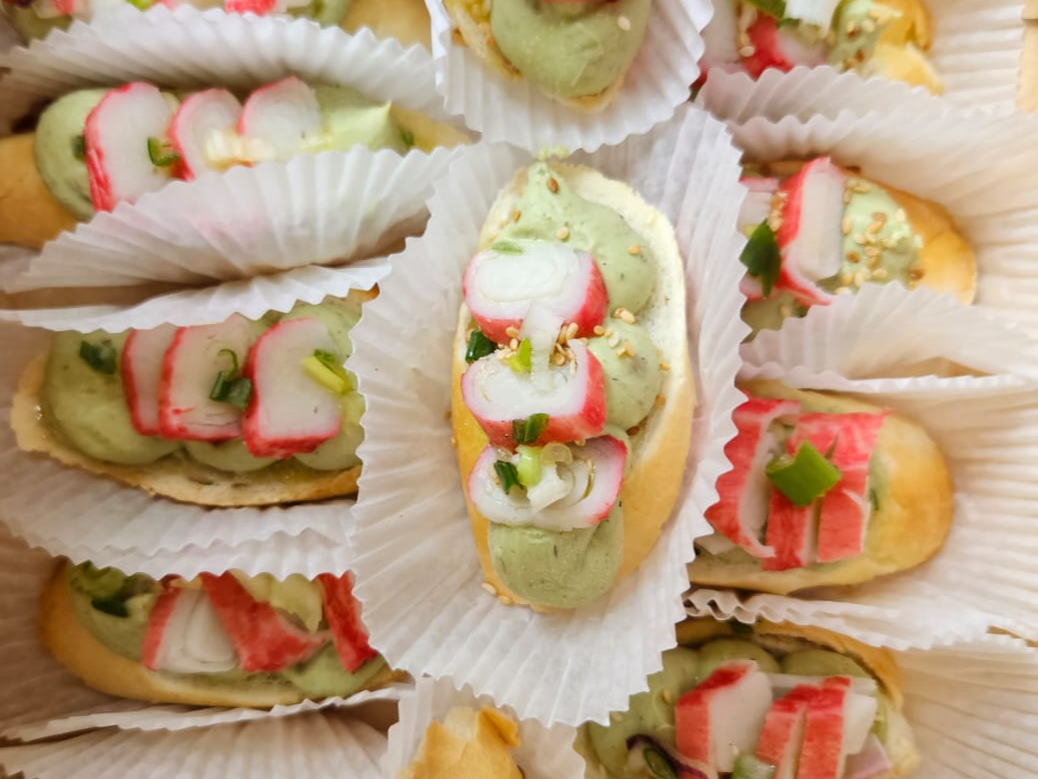 Brusquetas de crema de paltas con kanicama y cigullet