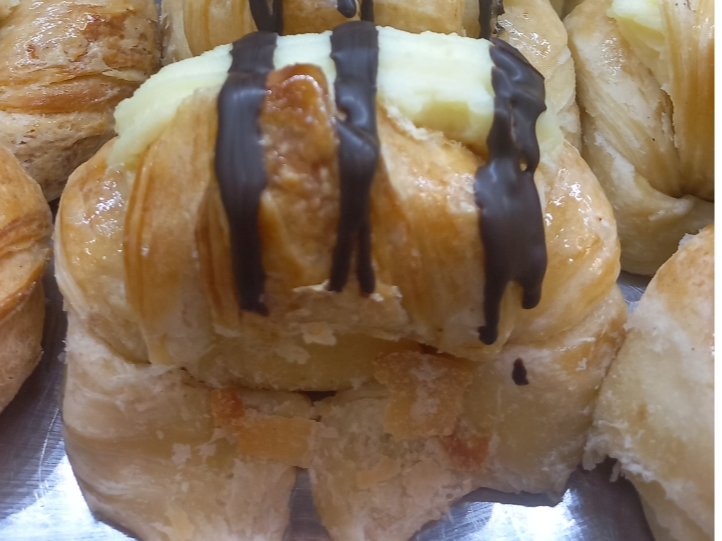 Medialunas rellenas crema pastelera