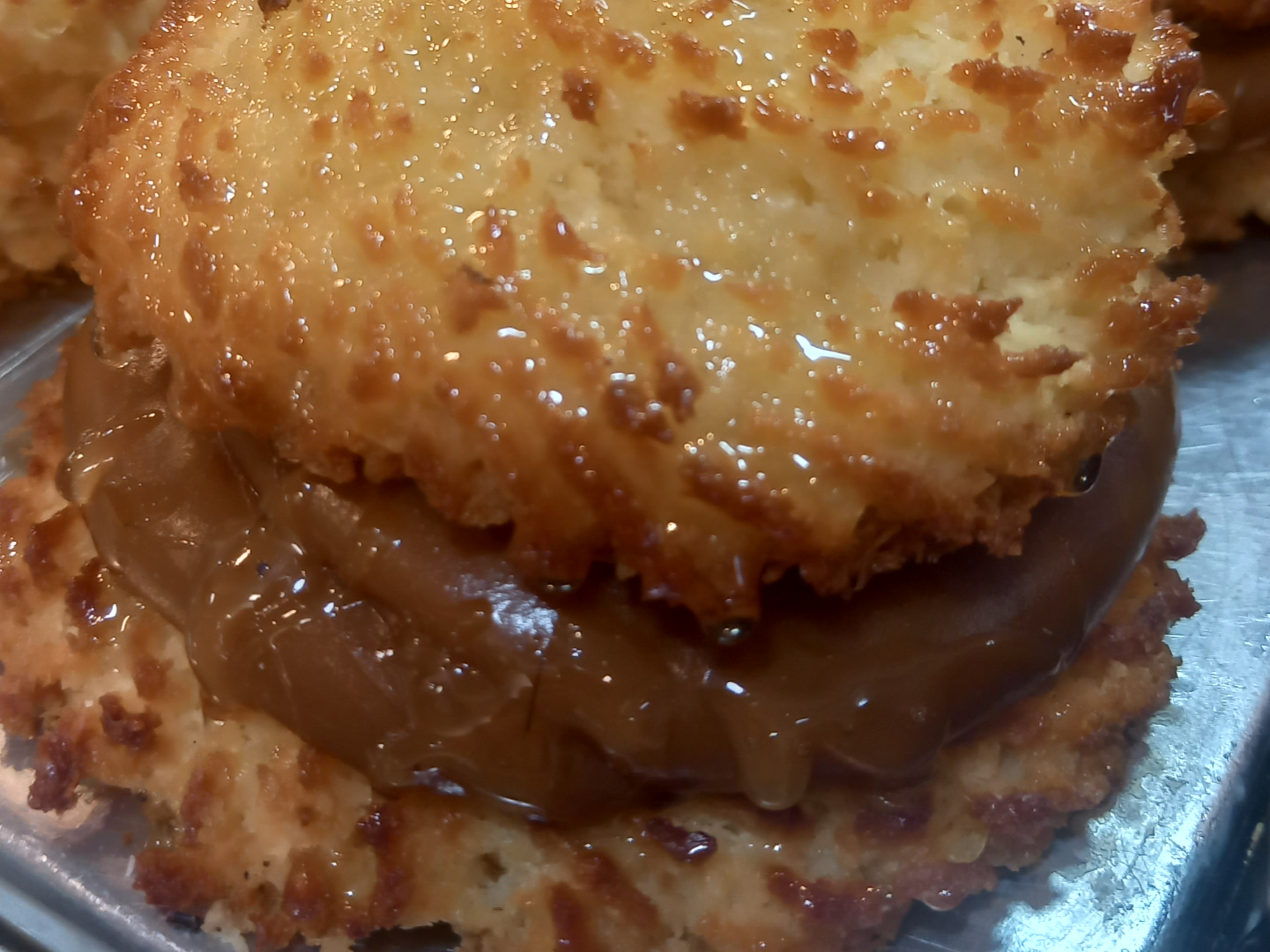 Alfajorcitos de coco rellenos con dulce de leche y cereza