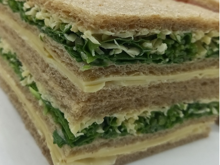 Queso, rúcula y parmesano.