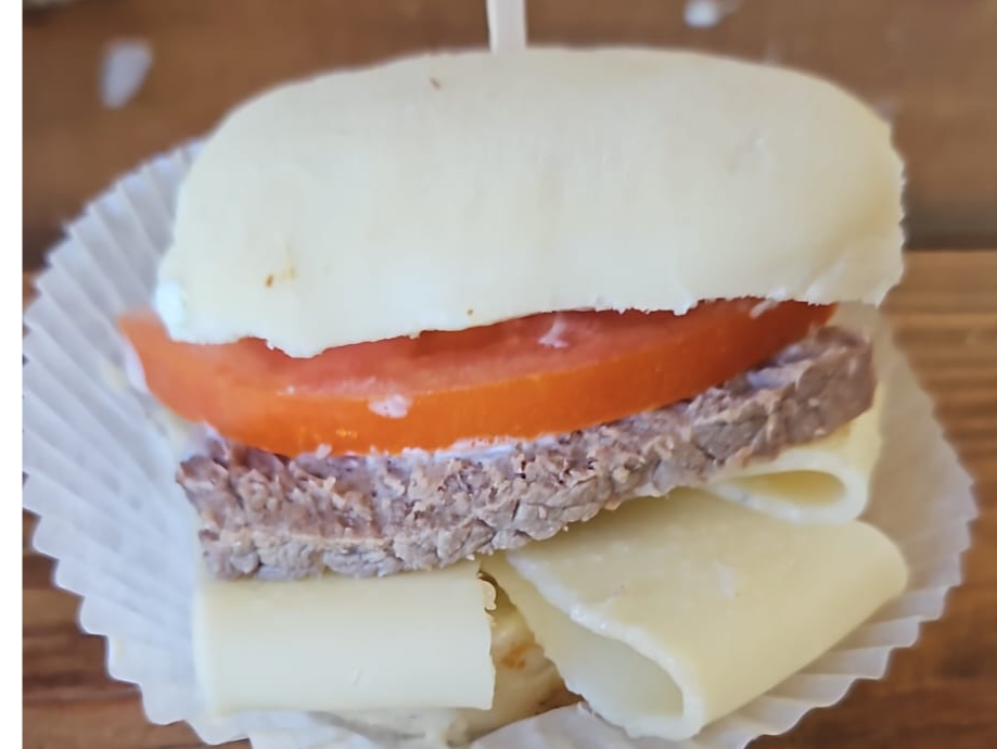 Figazzitas con peceto, tomate, queso y salsa provenzal (opcional)