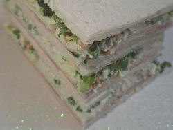 Jamón cocido, roquefort ,apio y nuez