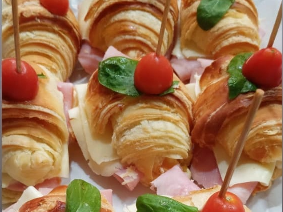 Sacramentos de manteca o grasa con jamón  y queso (crema de albahaca opcional )