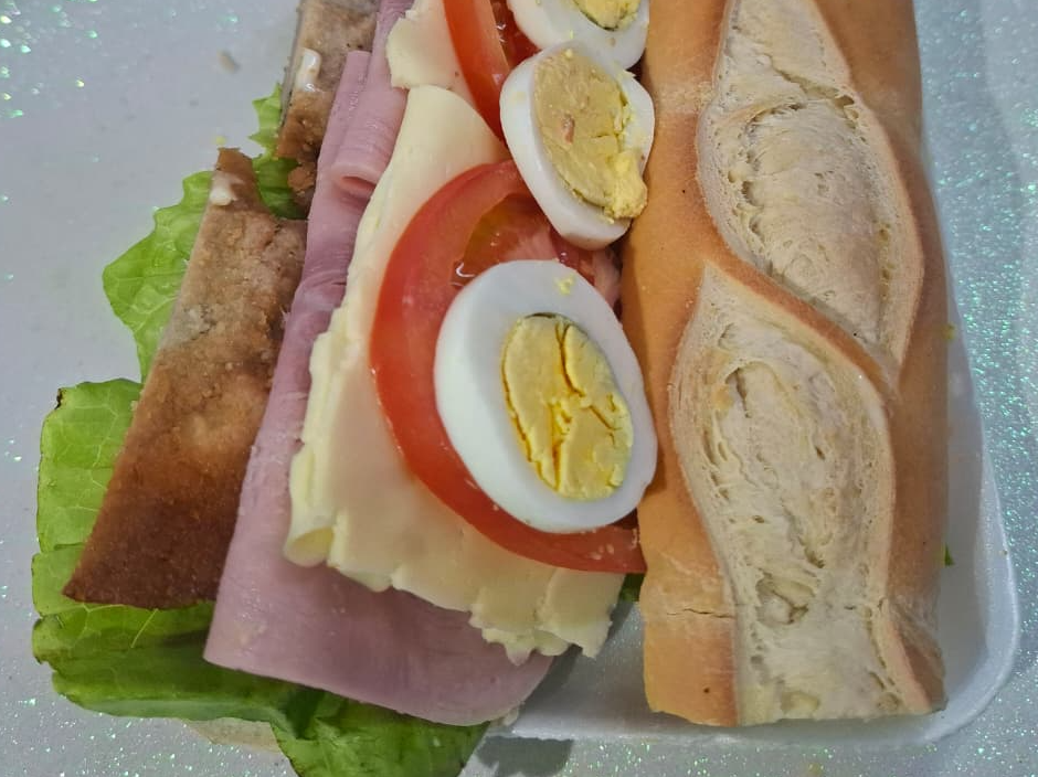 Sandwich de milanesa de carne  o pollo completo