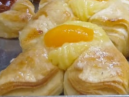 Manteca con pastelera y duraznos