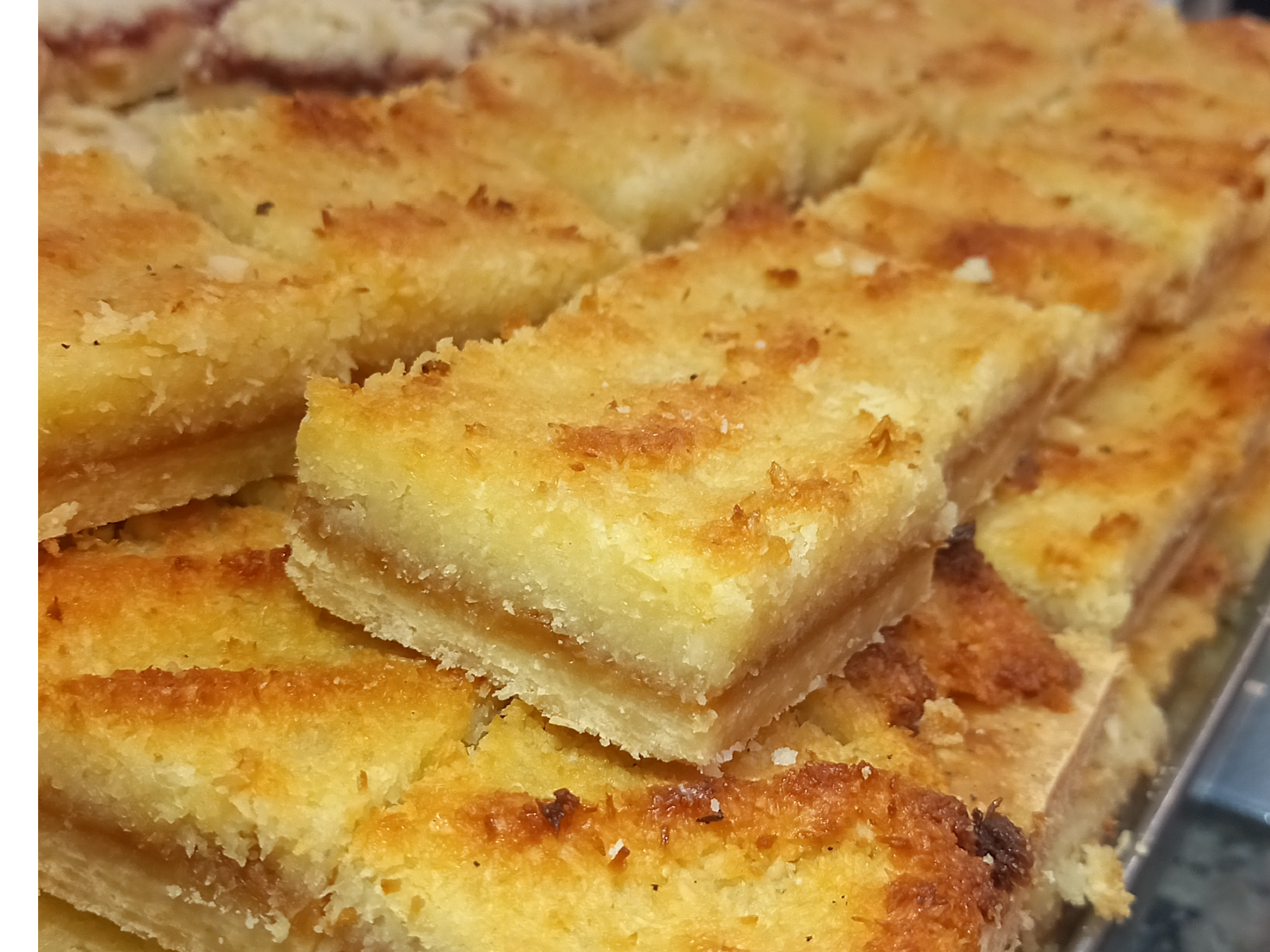 Cuadraditos de coco rellenos con dulce de leche