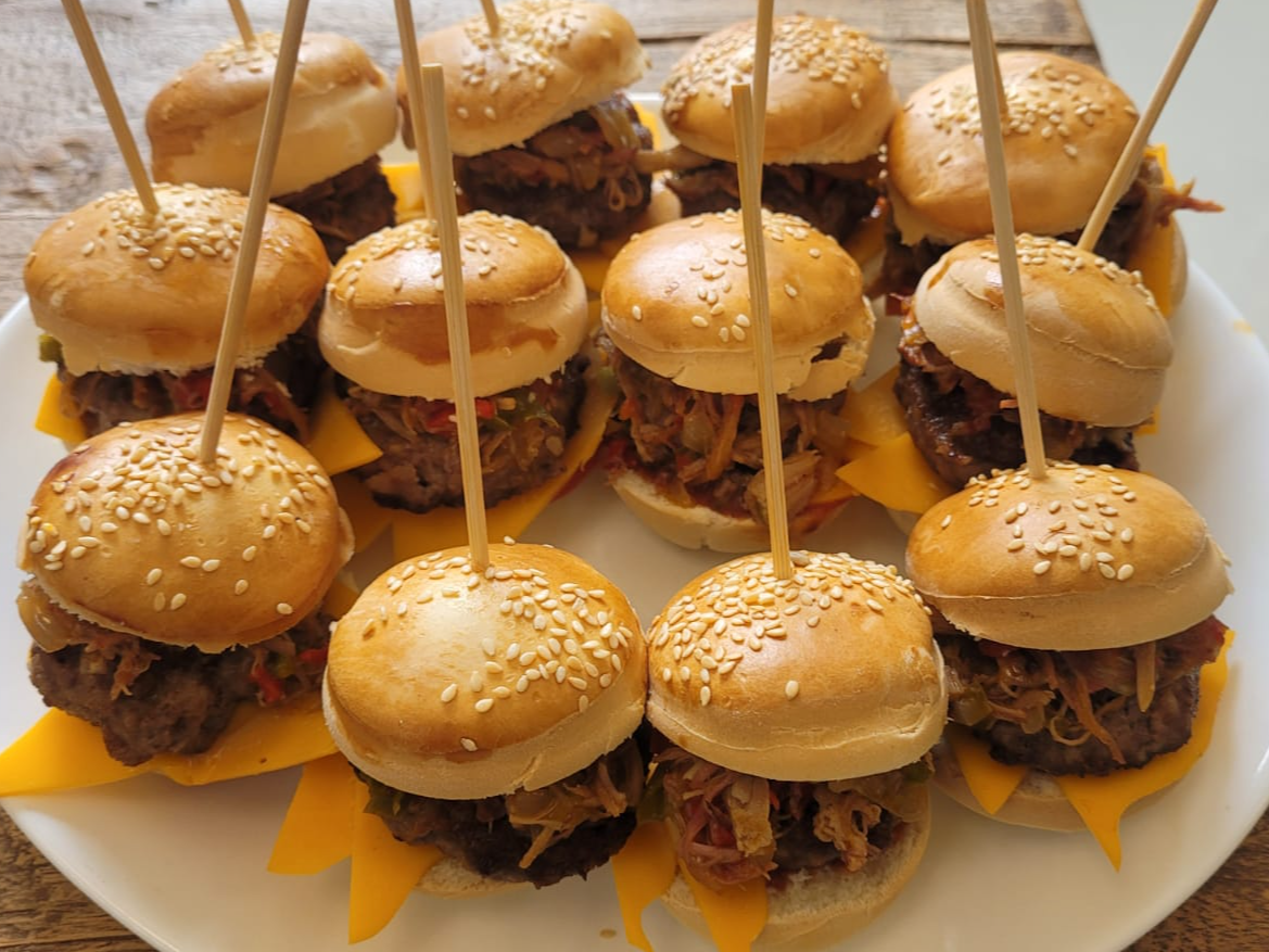Mini hamburguesas de carne, cheddar y salsa americana.