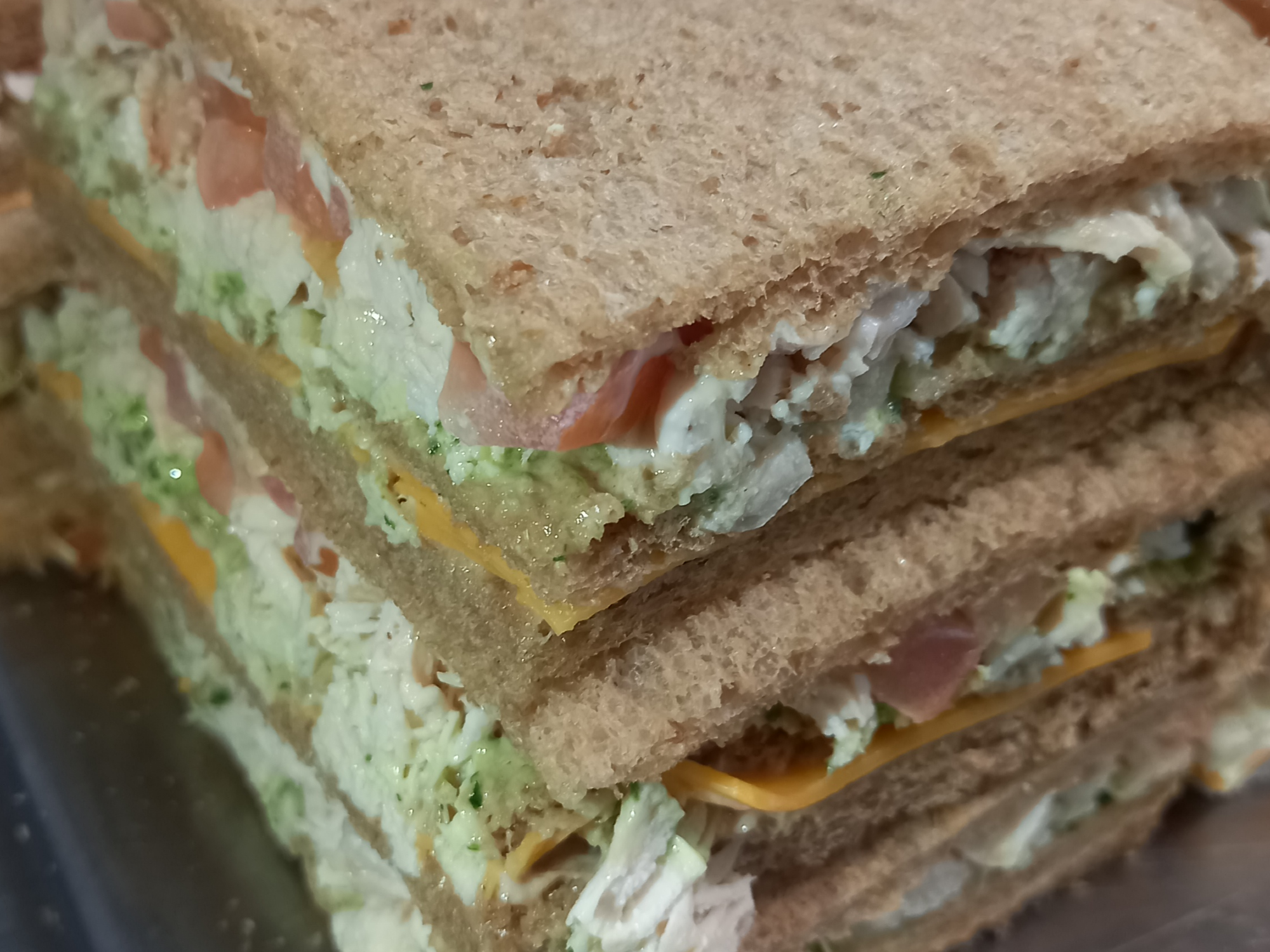 Pollo, tomate y cheddar pan blanco o pan negro