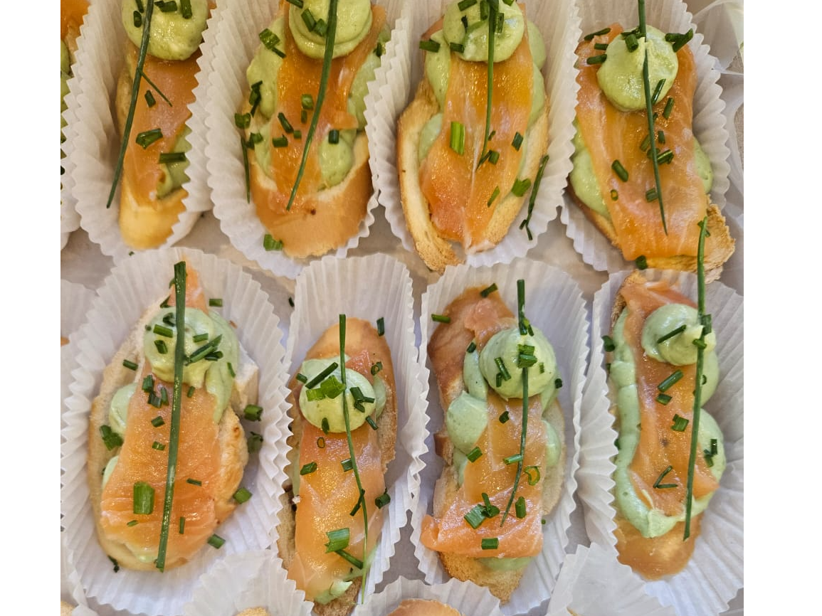 Brusquetas crudo con queso brie / salmon