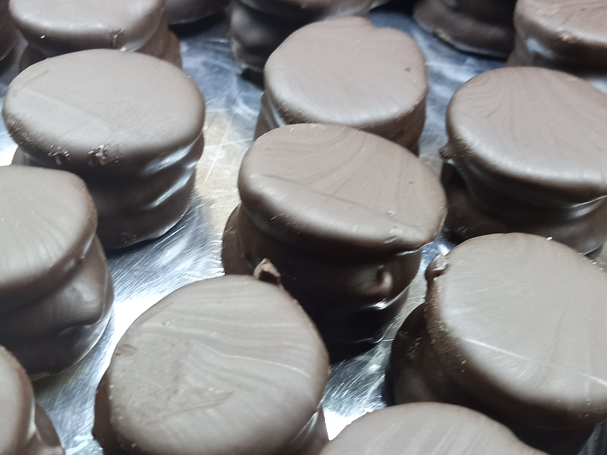 Alfajorcitos de dulce de leche bañados en chocolate leche/negro