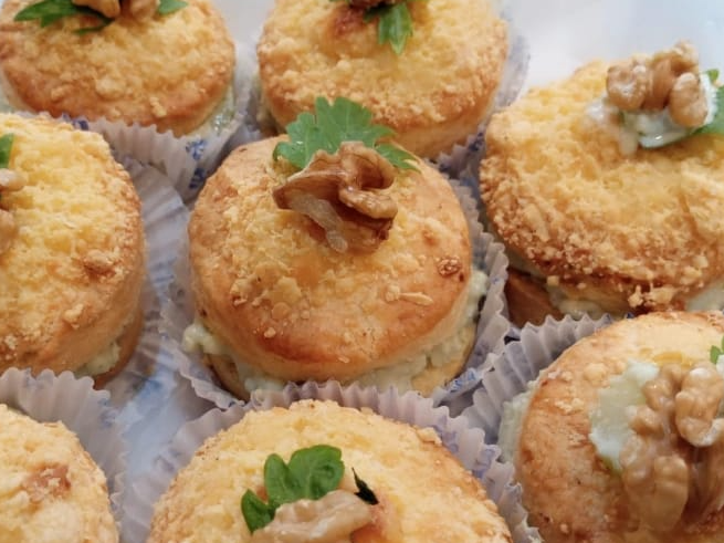 Scons de queso rellenos con roquefort, apio y nuez