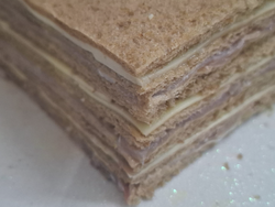 Jamón crudo y queso en pan negr0