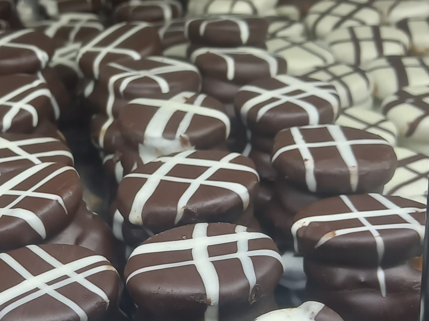Alfajorcitos marplatenses rellenos de dulce de leche bañados en chocolate leche/negro