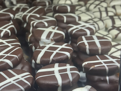 Alfajorcitos marplatenses rellenos de dulce de leche bañados en chocolate leche/negro