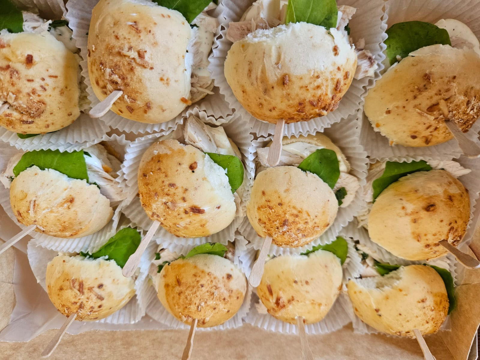 Pancitos saborizados rellenos de pollo y rucula