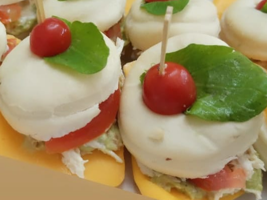 Mini árabes de pollo, cheddar, tomate y guacamole