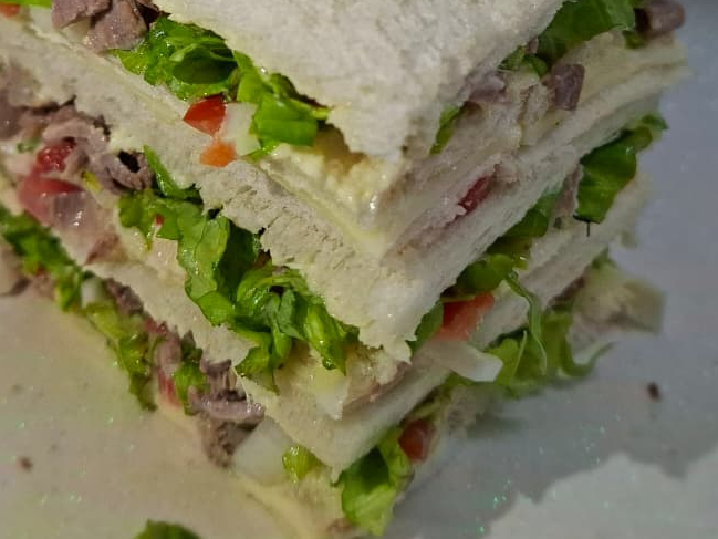 Tapa de  asado , queso , tomate y lechuga mínimo 3 unidades