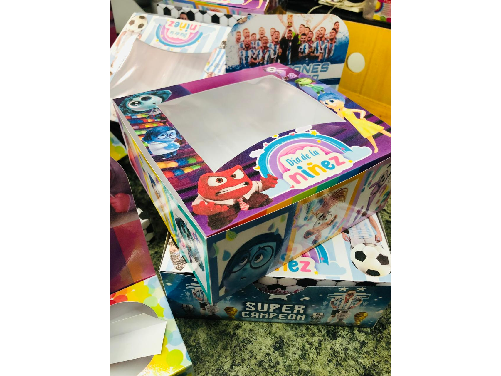 CAJA CON VISOR