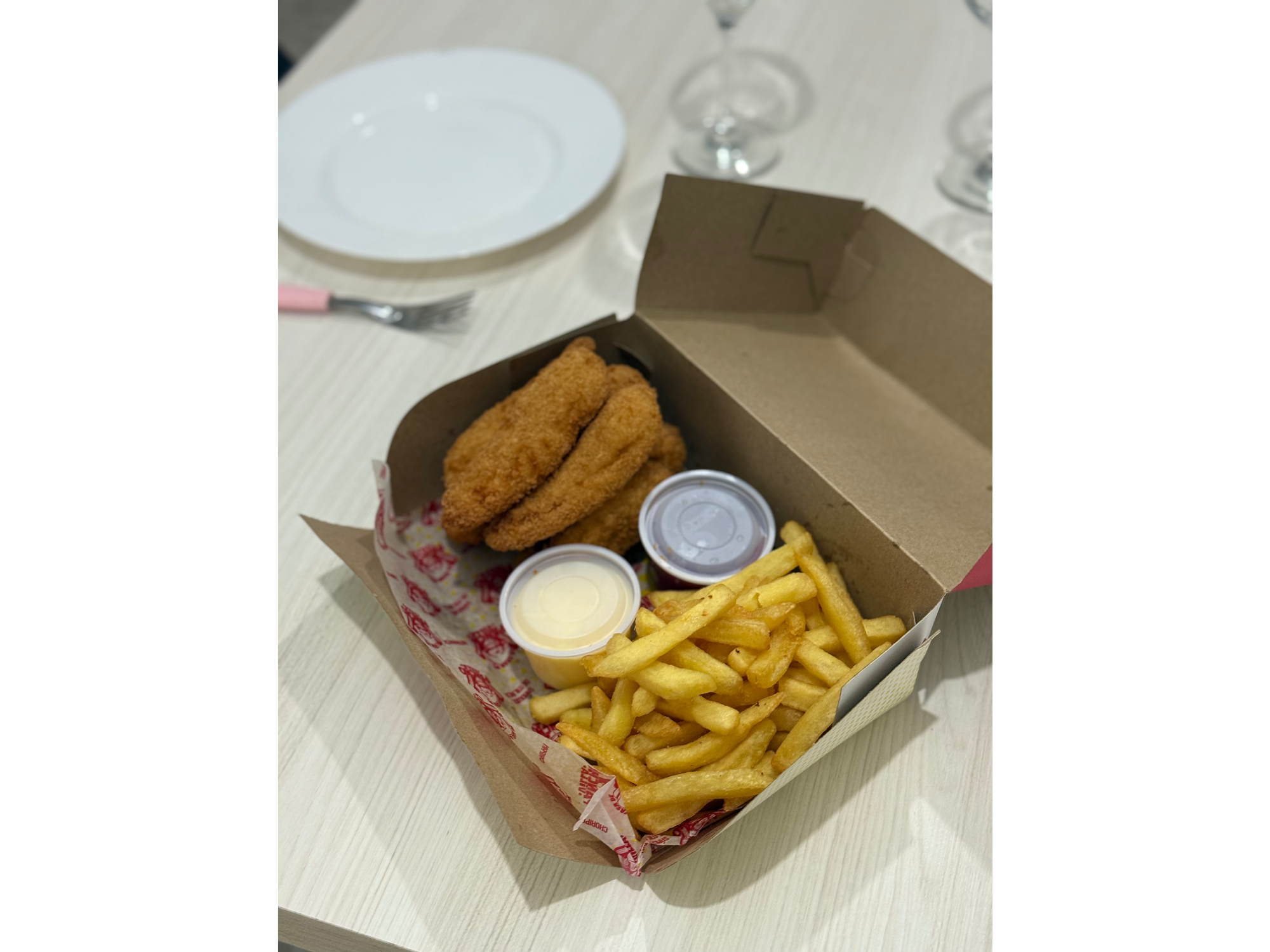 Picada de milanesa de pollo + papas fritas