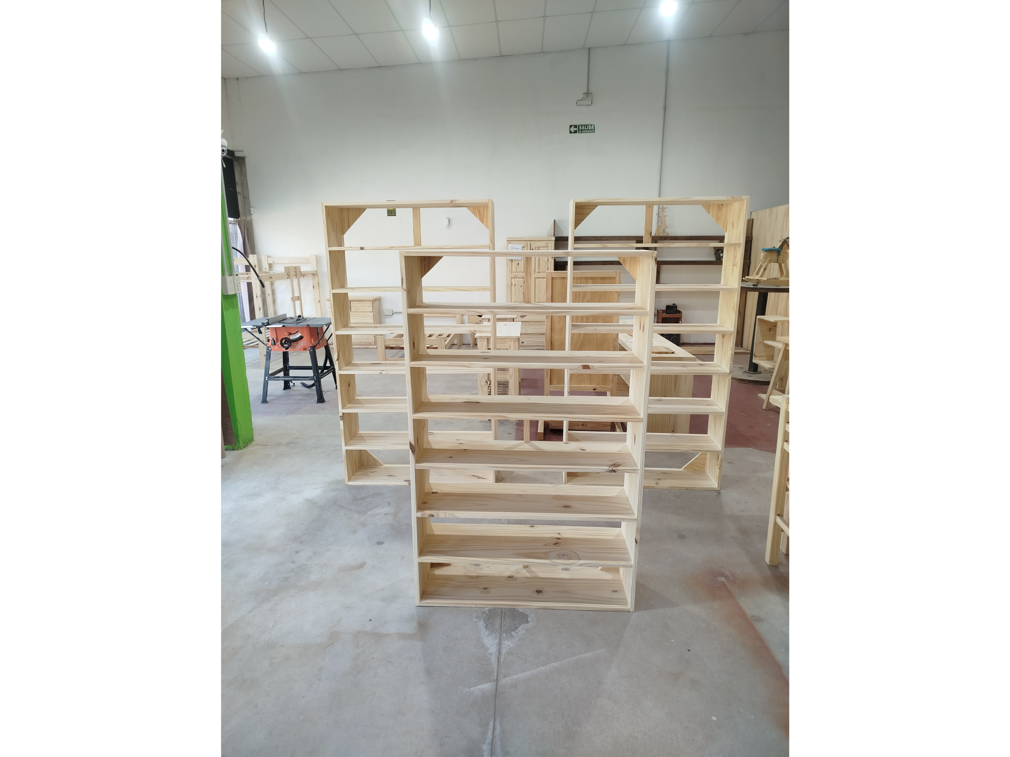 Estanterías con tablas de pino