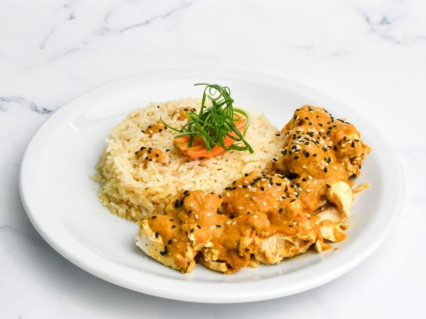 Pollo al curry con arroz salteado