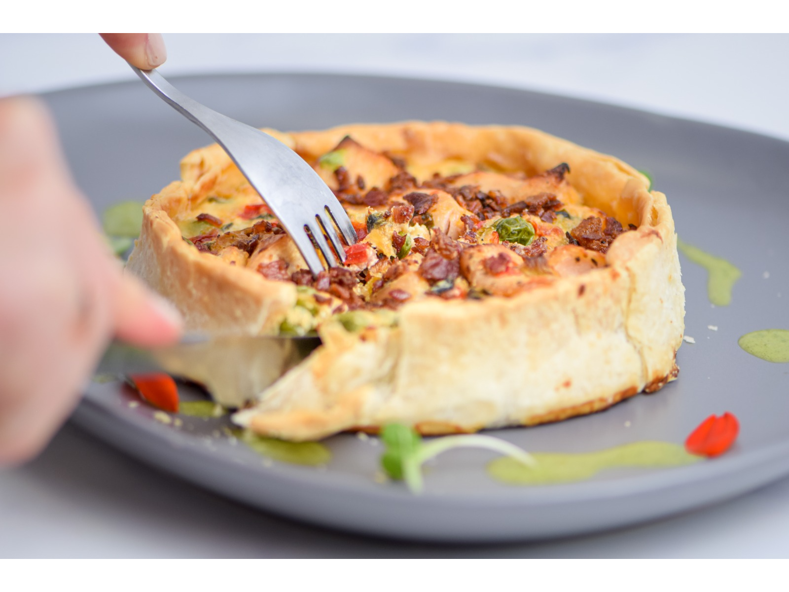 Tarta quiche de pollo y panceta crocante