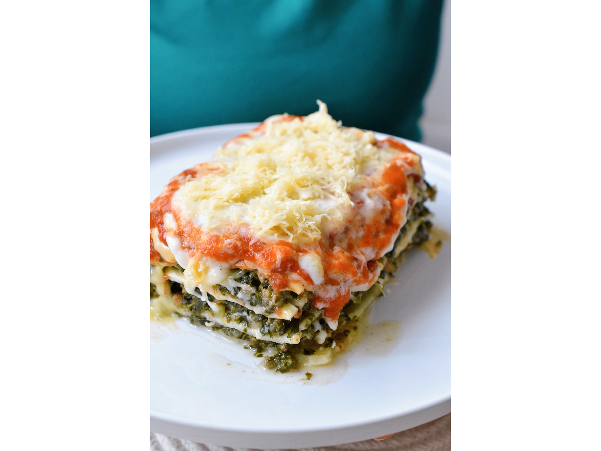 Lasagna de verdura y carne con salsa mixta