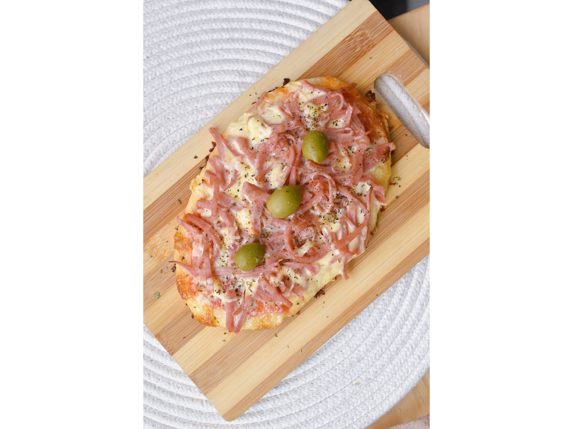 Pizza casera de jamón y queso