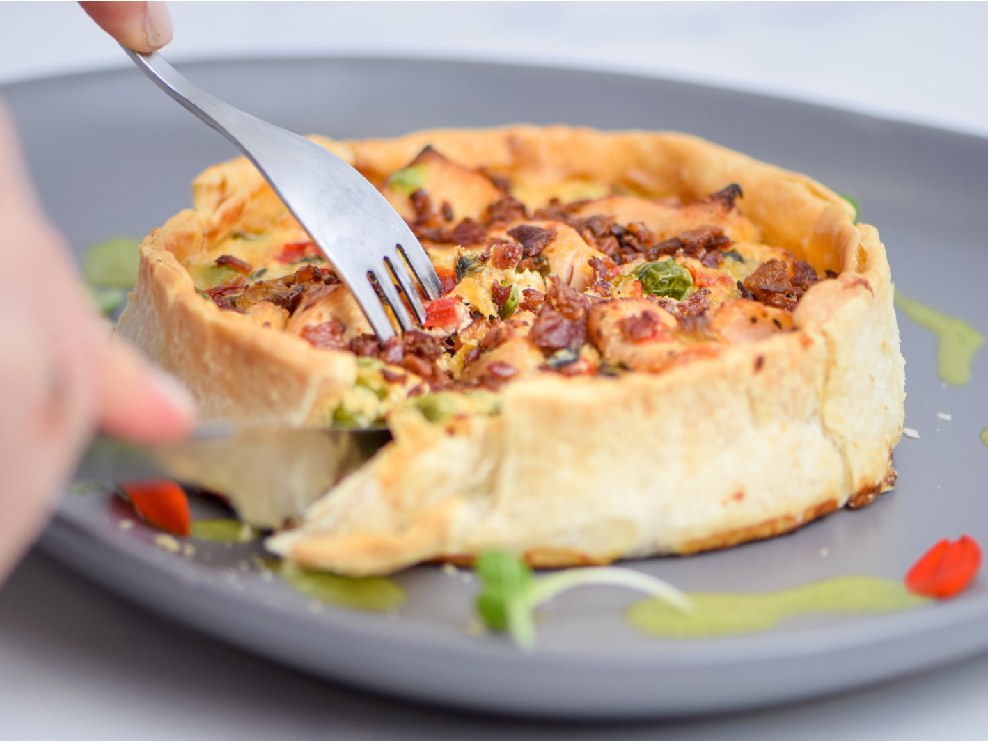 Tarta quiche de pollo y panceta crocante