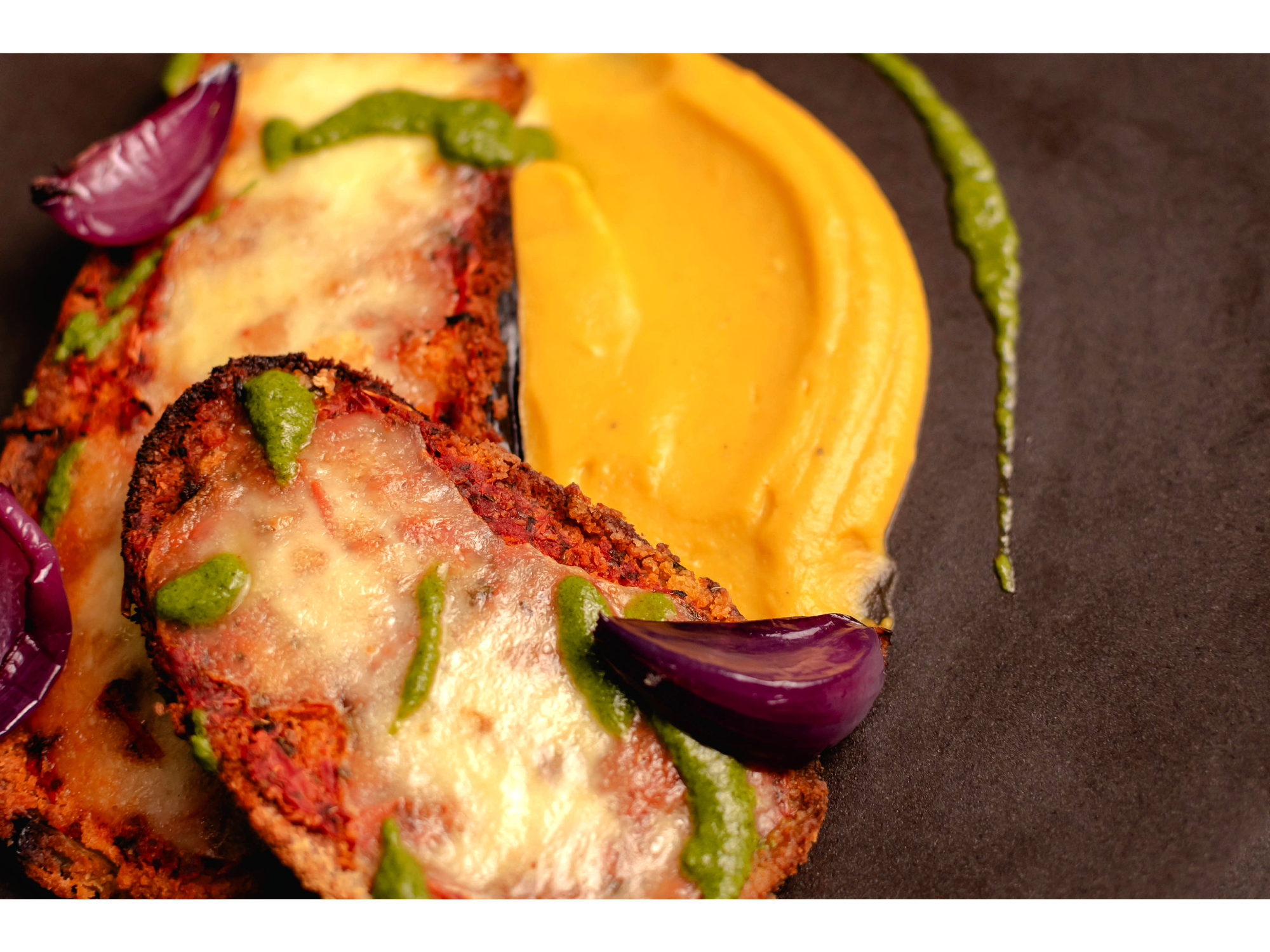 Berenjena a la napolitana con pesto de rúcula