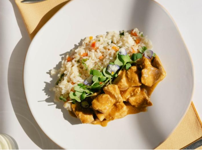 Pollo al curry con arroz salteado