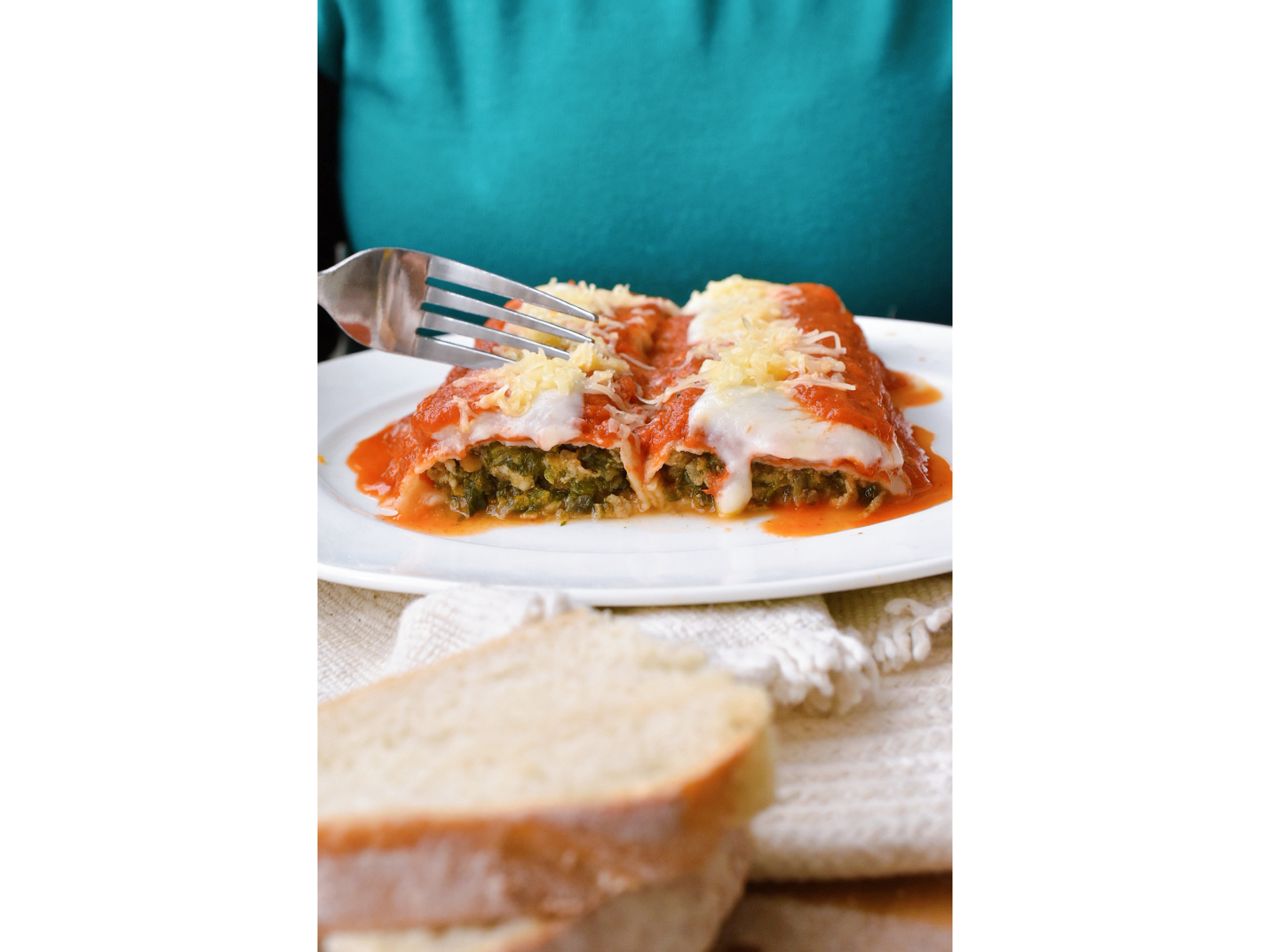 Canelones de verdura y pollo con salsa roja