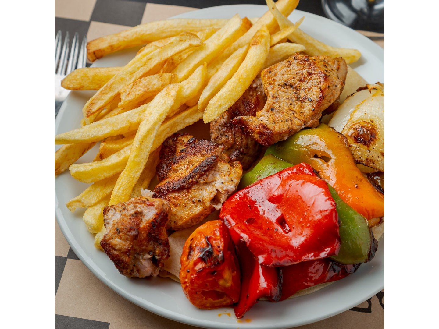 SHISH KEBAB DE CERDO CON GUARNICION