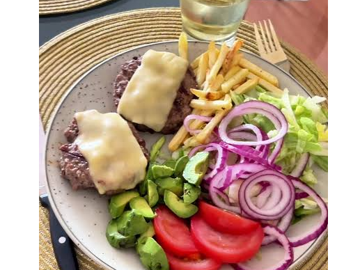 BURGER AL PLATO CON GURNICION