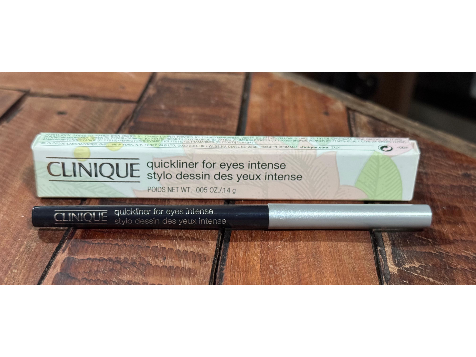 Lapiz retráctil de ojos como negro