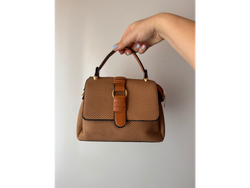 Cartera color caramelo