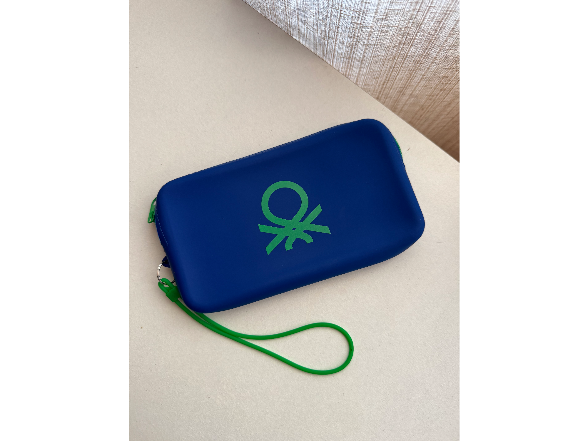 Cartera de mano BENETTON en silicona