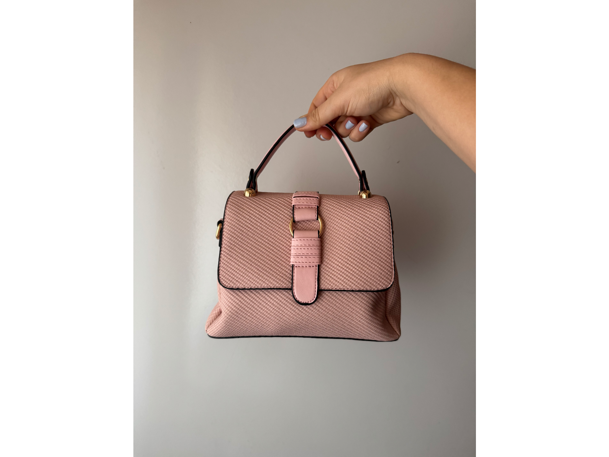 Cartera color rosa claro