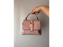 Cartera color rosa claro