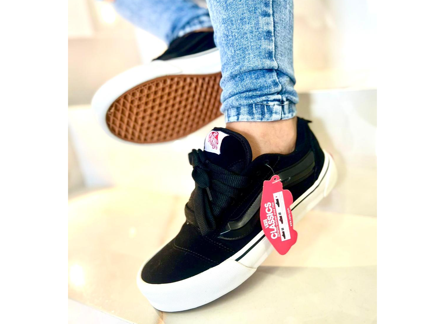 Vans KNU Skool OFF- Negras con suela Blanca