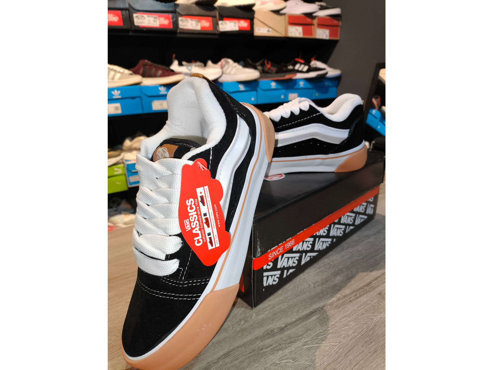 Vans KNU Skool - Preto/Branco/Castor