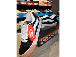 Vans KNU Skool - Preto/Branco/Castor