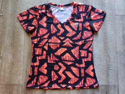Remera Combina Naranja/Negro