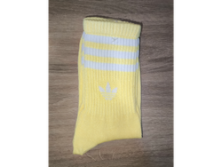 Adidas amarillo pastel con lineas blancas