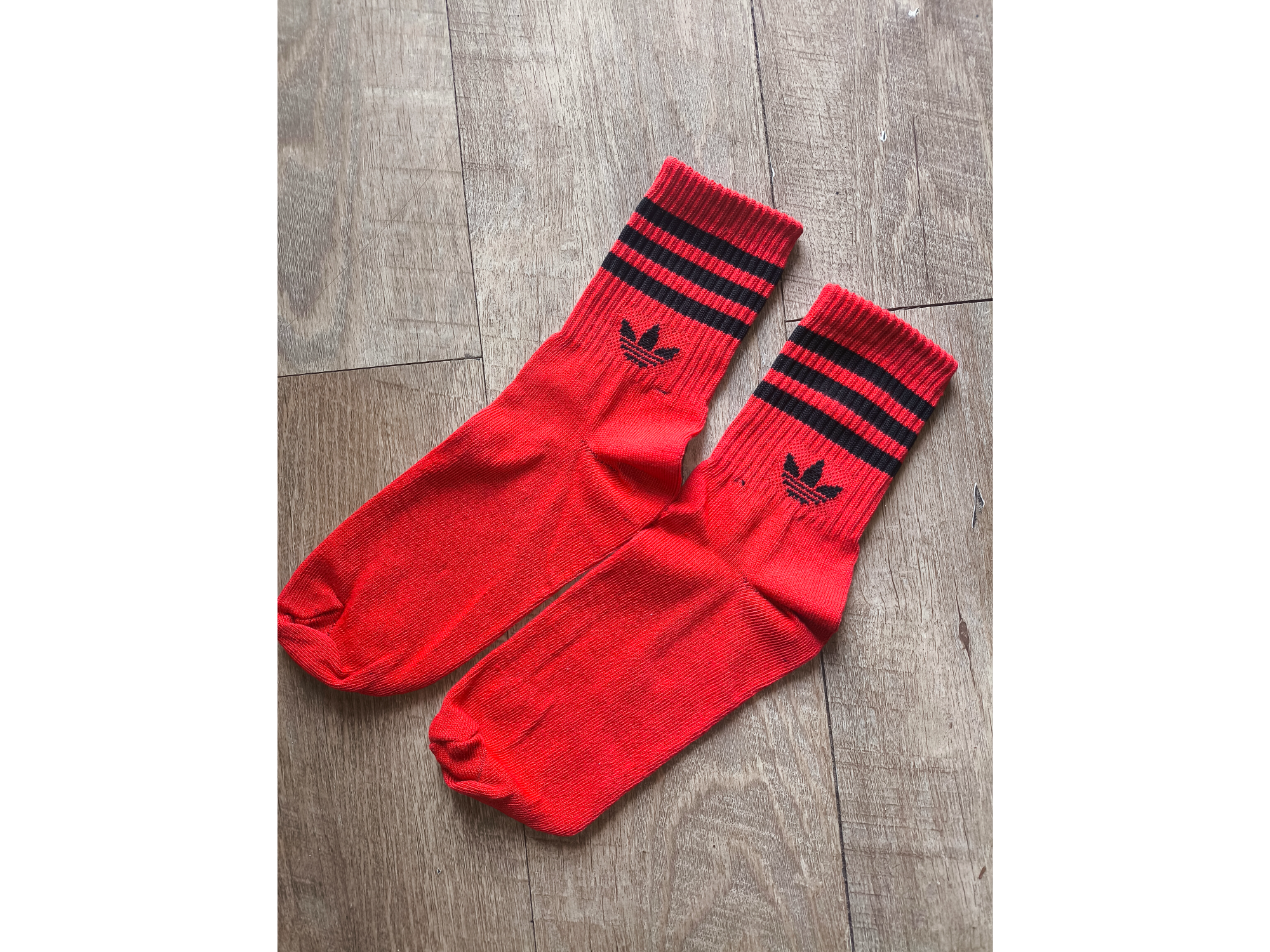 Adidas rojo líneas negras